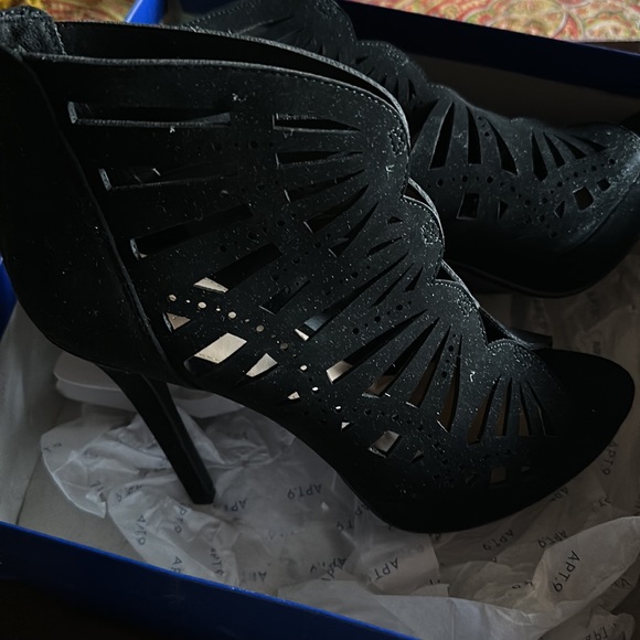 High heeled black booties - Picture 4 of 6